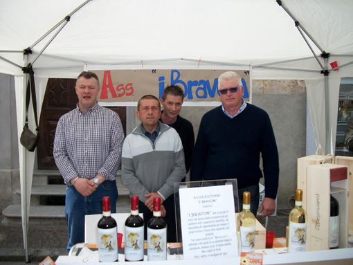 Alcuni soci della "Bravom" durante Piacere Carrù