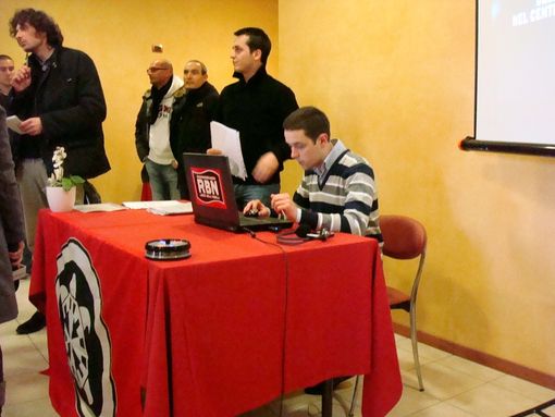 CasaPound utilizza le pensiline degli autobus per l'affissione dei suoi manifesti