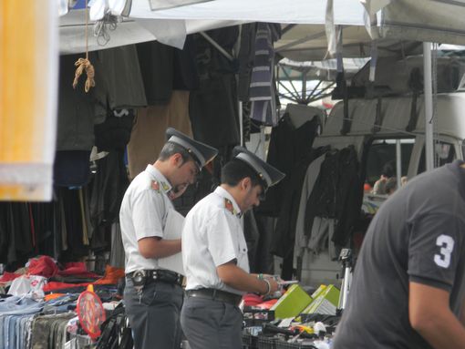 Occhiali da sole “taroccati”, venditore ambulante condannato a un mese di reclusione