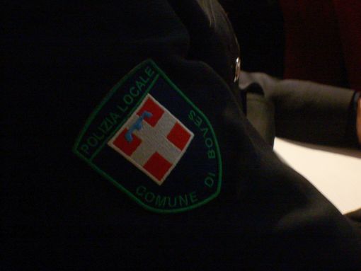 Si metteva alla guida dopo aver bevuto un'intera bottiglia di gin: patente sospesa per un automobilista bovesano