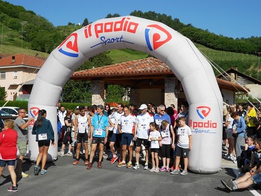 Castellar, oltre 200 gli iscritti al “Fitwalking del Borgo” dipanatosi ieri fra altrettanti spaventapasseri