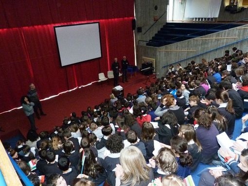 Le scuole di Alba hanno celebrato la “Giornata dell’Unità nazionale, della Costituzione, dell’Inno e della Bandiera” Le scuole di Alba hanno celebrato la “Giornata dell’Unità nazionale, della Costituzione, dell’Inno e della Bandiera”
