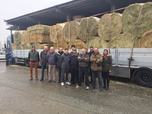 Allevatori e amministratori davanti al tir carico di fieno