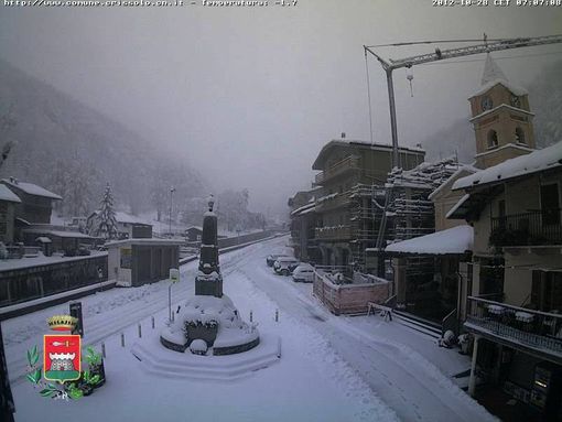 L'immagine della piazza di Crissolo ripresa dalla webcam del Comune
