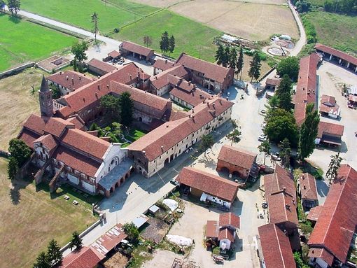 Una veduta aerea dello splendido borgo medievale di Staffarda