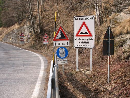 Il cartello sulla strada Bellino-Casteldelfino