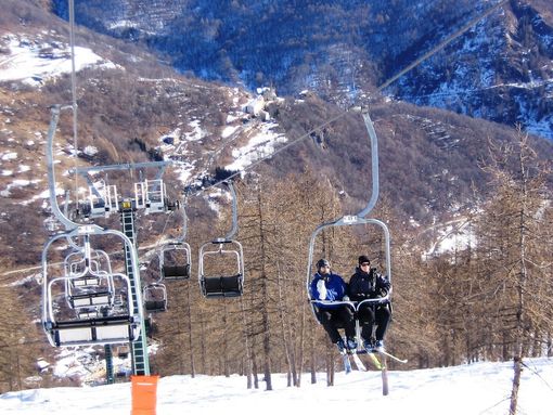 Una splendida immagine notturna della piazza di Crissolo, tratta dalla webcam comunale