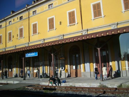 La stazione di Saluzzo: eloquente l'immagine di due passeggeri seduti sulla banchina, quasi a filo dei binari... (copyright targatocn.it)