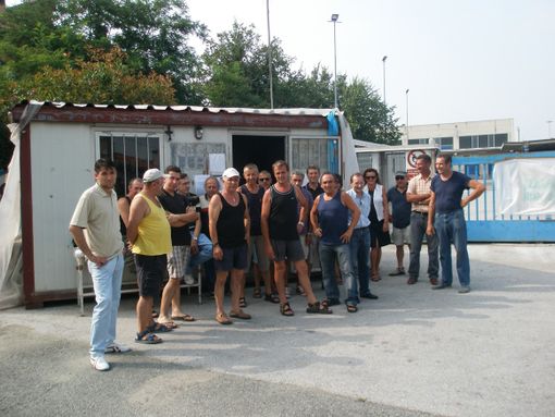 Lavoratori della CDM durante il presidio, lo scorso luglio