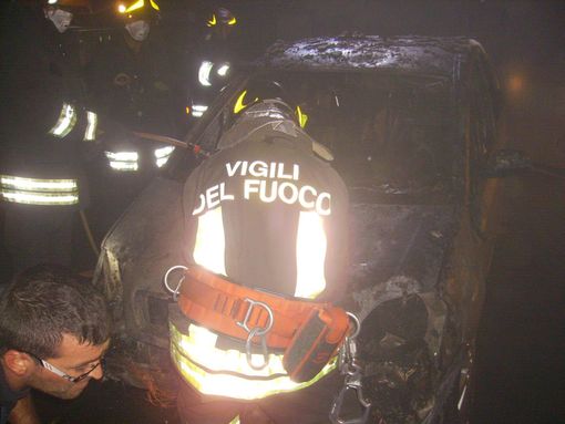 Marene: prende fuoco una vettura nel garage condominiale