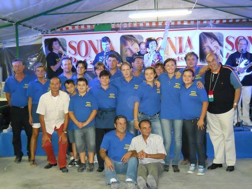 La festa 2011: lo "staff" della Frazione Gangaglietti col Sindaco di Caramagna e Sonia De Castelli con l'orchestra Enzo &amp; Massimo