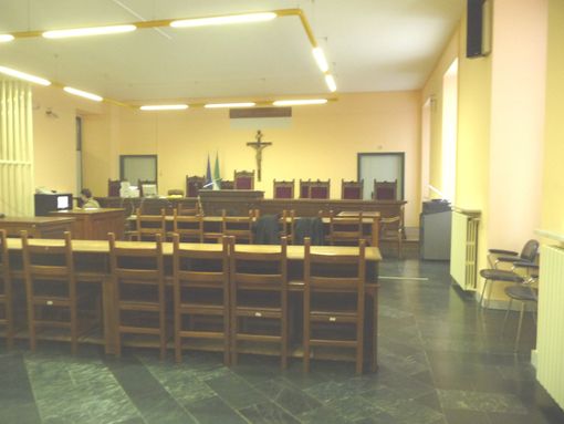 Polizia controlla patente di guida sospettata di contraffazione: a processo residente di Roccavione per uso di atto falso