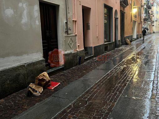 Dopo appena 10 giorni, già bocciato il "porta a porta" nel centro storico di Cuneo Dopo appena 10 giorni, già bocciato il "porta a porta" nel centro storico di Cuneo