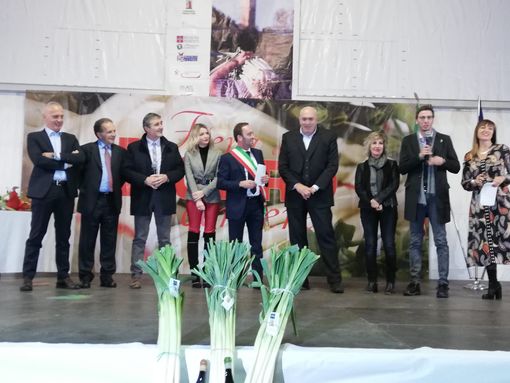 Inaugurata la 39^ fiera del porro di Cervere. Porro d'oro a Teo Musso, il fondatore del Baladin
