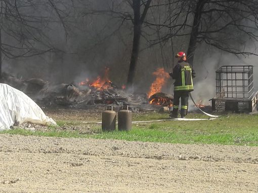 Sedato incendio in un capanno agricolo a Vezza d'Alba (FOTO)