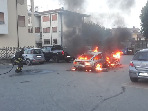 Le immagini dell'auto incendiata Le immagini dell'auto incendiata