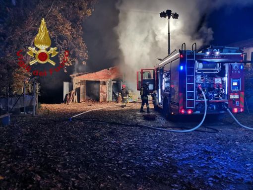 In fiamme ricovero agricolo ad Alba, intervento dei vigili del fuoco