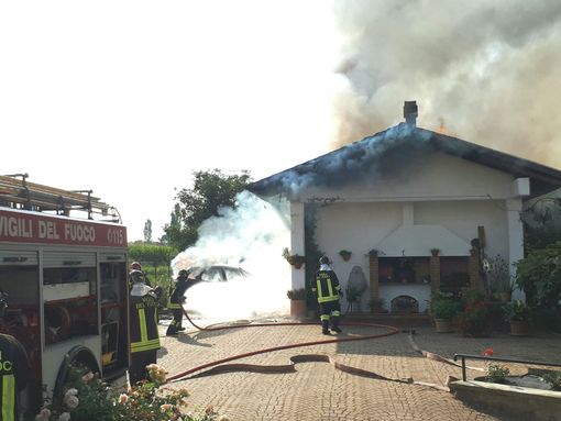 Auto a fuoco in un garage di San Rocco di Bernezzo: intervengono i vigili del Fuoco Auto a fuoco in un garage di San Rocco di Bernezzo: intervengono i vigili del Fuoco