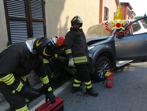 Auto contro un muro a Nucetto, sulla statale 28: disagi alla circolazione