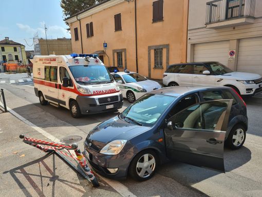 Con l'auto contro le barriere parapedonali in via Villa a Savigliano