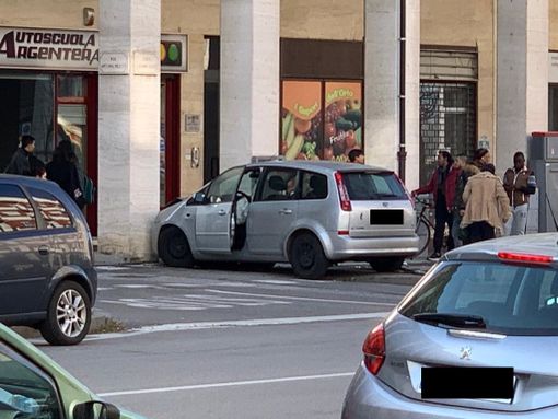 Cuneo, incidente in corso Giolitti: auto colpisce in un frontale un pilone dei portici Cuneo, incidente in corso Giolitti: auto colpisce in un frontale un pilone dei portici