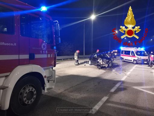Scontro fra due auto nella notte a Canale: una ragazza lievemente ferita