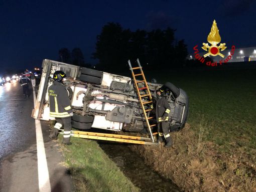 Furgone fuori strada prima della Michelin di Cuneo