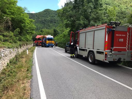 Mezzo pesante finisce contro il muro di contenimento ad Ormea, lungo la SS 28: traffico bloccato Mezzo pesante finisce contro il muro di contenimento ad Ormea, lungo la SS 28: traffico bloccato