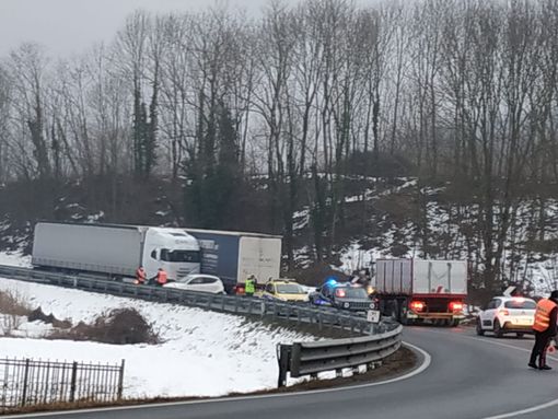 Scontro tra auto e tir sul ponte dell'Olla, chiuso un tratto di statale 21 Scontro tra auto e tir sul ponte dell'Olla, chiuso un tratto di statale 21
