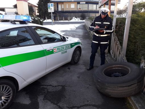 Fossano: tir perde una ruota e abbatte recinzione di un'abitazione, individuato dalla Polizia Locale
