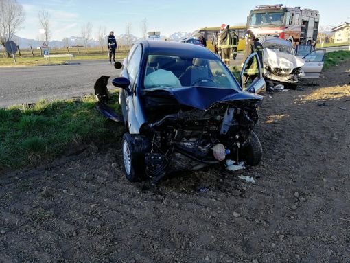 Scontro fra due auto sulla provinciale 155 a Vottignasco: due feriti