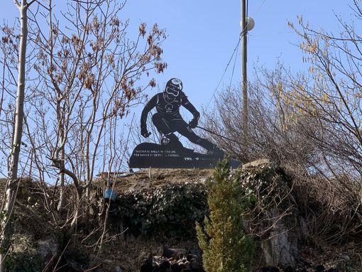 Marta Bassino “scende” dalla collina di Monserrato, ma è un'installazione (FOTO)