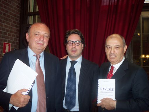 Gilberto Pichetto Fratin, a destra il direttore Ires Marcello La Rosa, entrambi con il Manuale di Educazione finanziaria di Beppe Ghisolfi