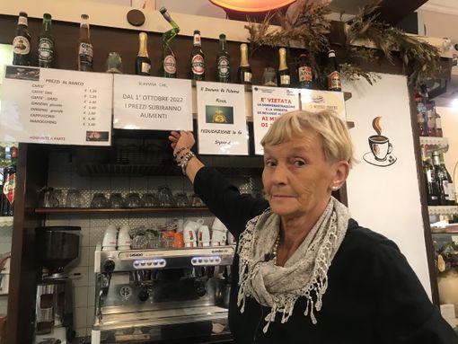 Un cartello per avvisare i clienti: "Da domani aumento i prezzi, sennò sarò costretta a chiudere" [VIDEO]