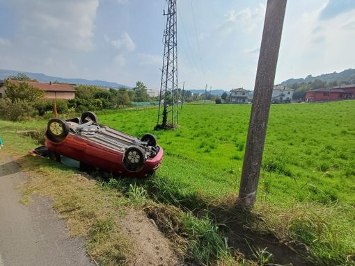 Macchina esce di strada e si ribalta in via Moglia a Cherasco: intervento dei soccorritori Macchina esce di strada e si ribalta in via Moglia a Cherasco: intervento dei soccorritori