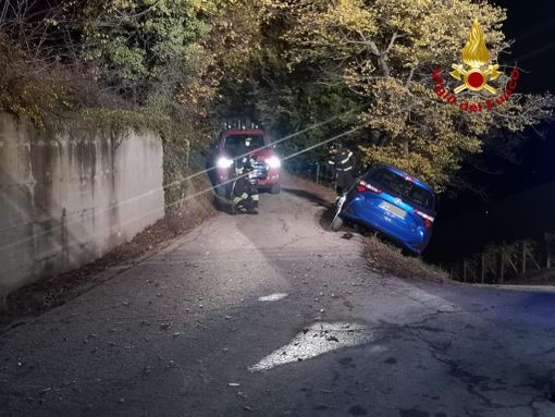Manovra errata, vettura resta in bilico su una scarpata a Serralunga d'Alba
