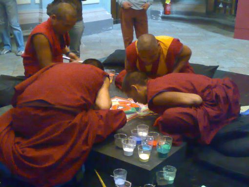 Cinque monaci tibetani realizzeranno un prezioso Mandala per la pace a Robilante Cinque monaci tibetani realizzeranno un prezioso Mandala per la pace a Robilante
