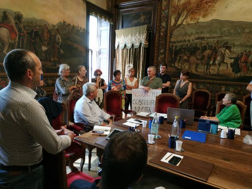 "Sindaco, ascolta i cittadini!": davanti al municipio di Cuneo il sit-in di protesta dei cittadini (VIDEO e GALLERY)