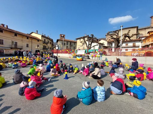 Bambini di Piasco in marcia per la pace lungo le vie del paese Bambini di Piasco in marcia per la pace lungo le vie del paese