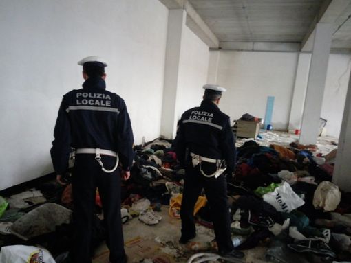 Accatastamento di materiale vario nell'ex area supermercato, accertato utilizzo improprio di alcuni spazi dalla Polizia Locale di Fossano