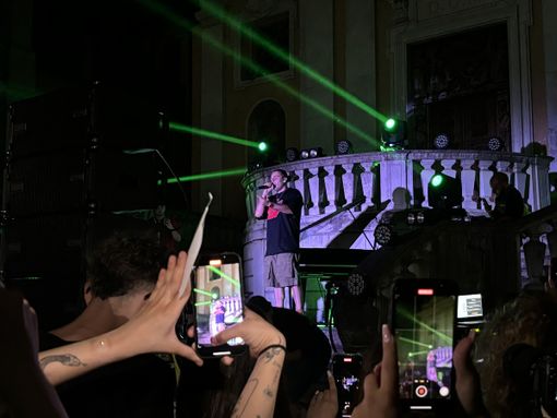 Oltre mille persone a Mondovì per l'esibizione di Ernia, rapper di "Supeclassico"  [FOTO E VIDEO]