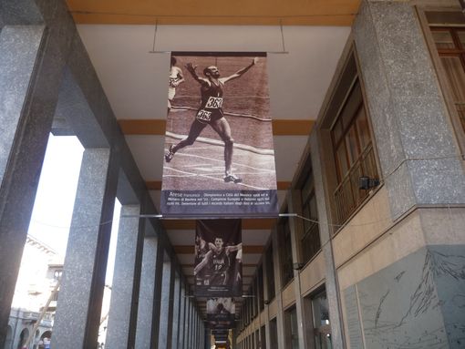 Pannelli bifacciali esposti sotto i portici della Provincia con le immagini che ripercorrono le tappe più significative dell’agonismo cuneese