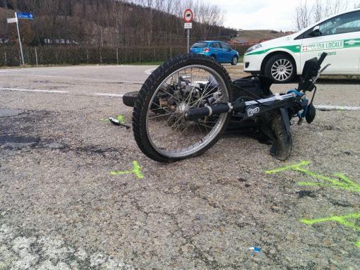 Giovane centauro finisce contro un'auto: per lui solo lievi contusioni