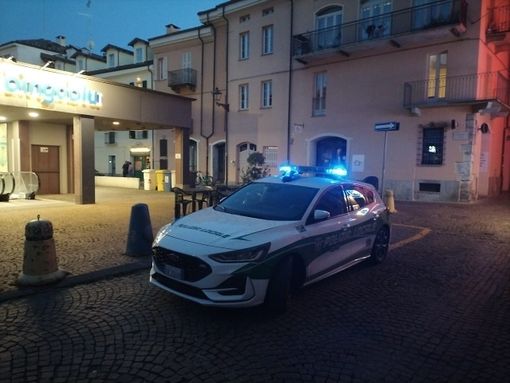 La polizia municipale in piazza Boves - immagine di repertorio La polizia municipale in piazza Boves - immagine di repertorio