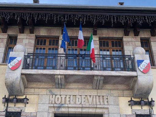 La bandiera dell'Italia sventola dal municipio di Barcelonnette