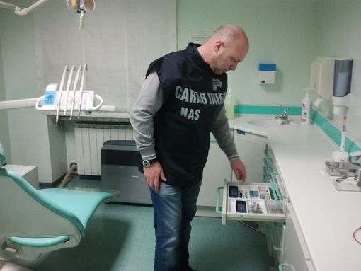 Saluzzo, odontotecnico "pizzicato" ad operare in uno studio dentistico senza averne diritto: denunciato