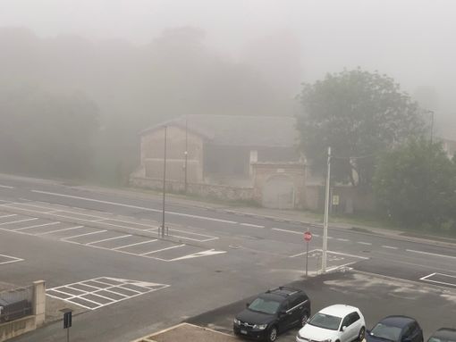 La nebbia che grava su Corso Francia, a Cuneo