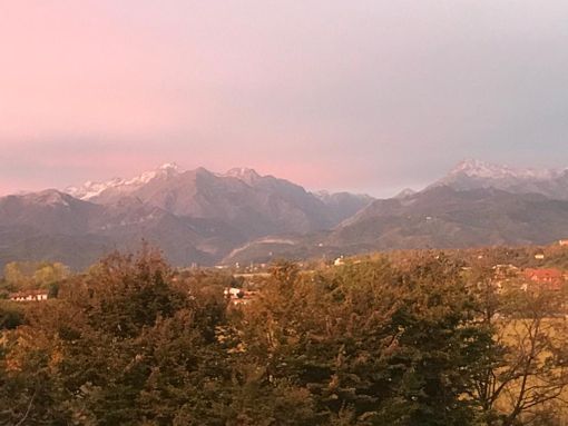 Cuneo si sveglia con le cime dei monti imbiancati