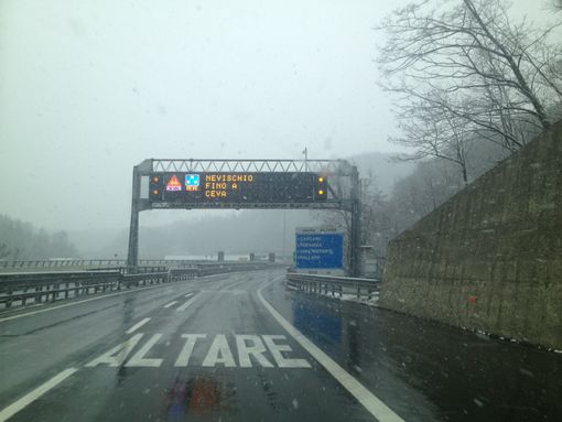 Più che Pasqua pare Natale: nevischio sui monti ed anche in autostrada