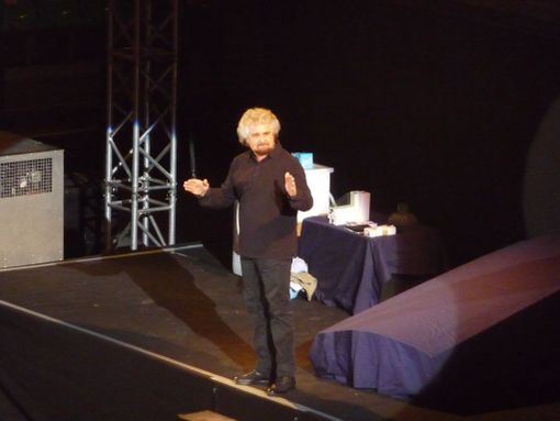 Cuneo: Beppe Grillo manda in delirio un palazzetto gremito